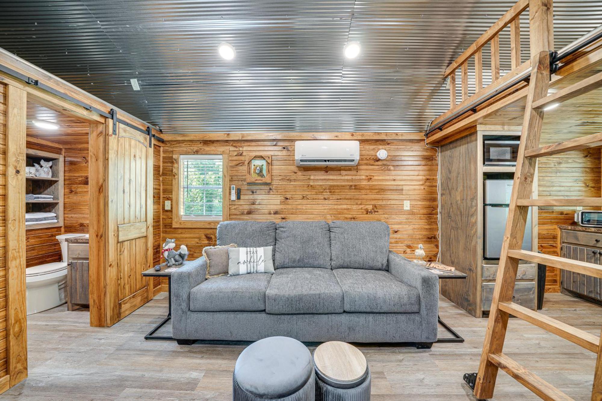 Apartment Couples In About 5 Mi To Downtown!
